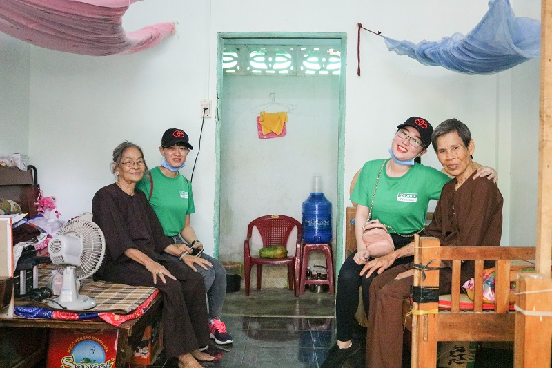 toyota-tien-giang-vieng-tham-cac-cu-gia-neo-don-tai-vien-duong-lao-chua-buu-lien-16