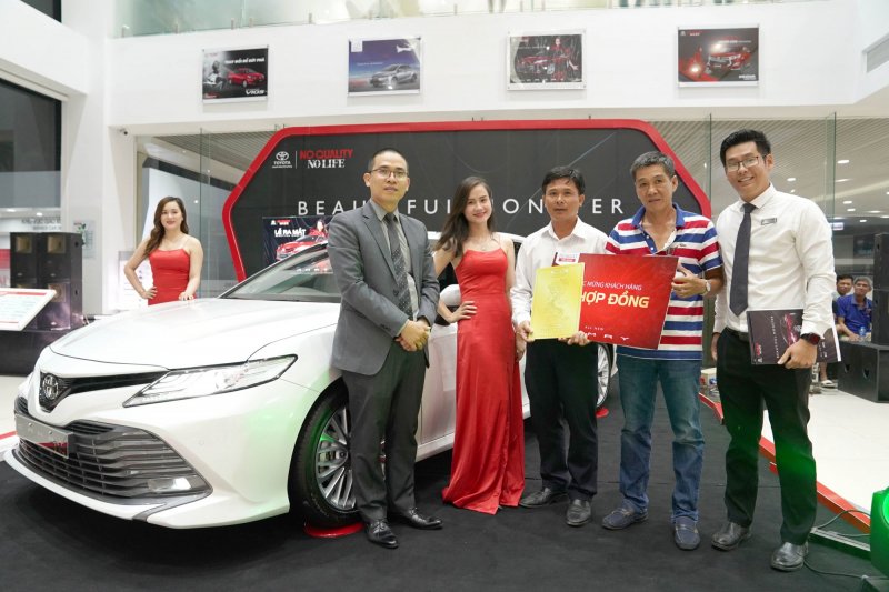 ra_mYt_Toyota_Camry_2019_032